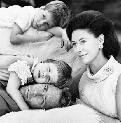 瑪格麗特公主30歲,下嫁攝影師,婚禮上她對女王行屈膝禮讓人感動