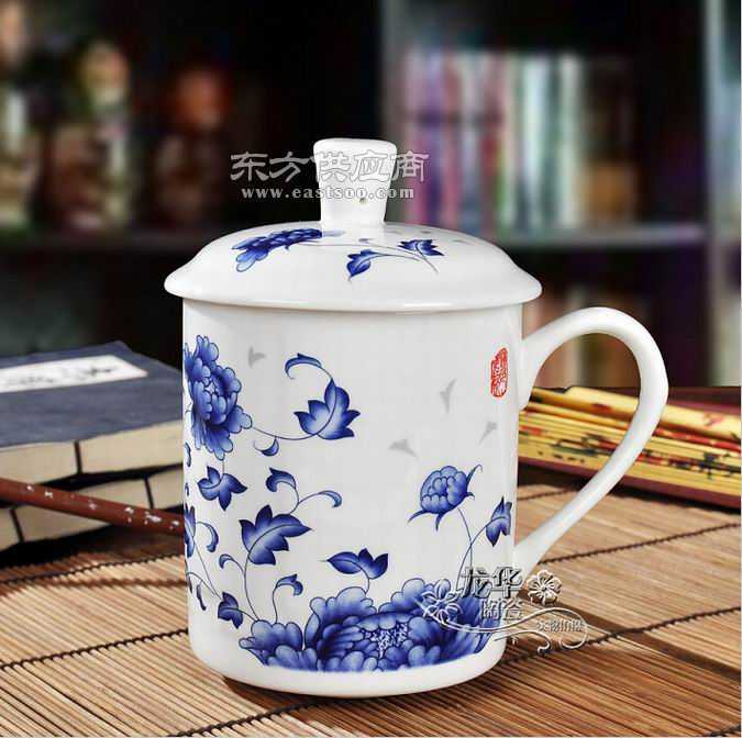 校慶禮品精選 陶瓷茶杯的紀(jì)念價(jià)值與廠家選擇